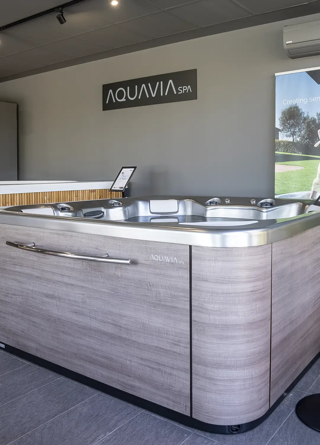 Aquavia luxe jacuzzi